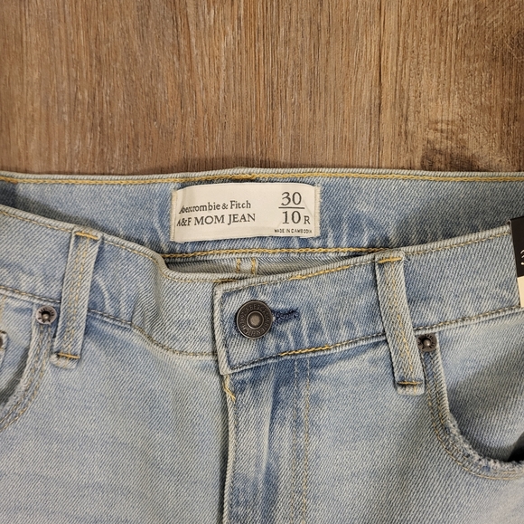 Abercrombie and Fitch High-rise Deconstructed Mom Jeans Light Wash Size 30 R - Picture 5 of 11